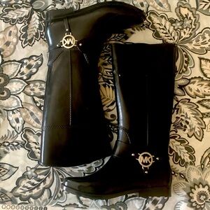 Michael Kors all weather boot. New condition sz 9